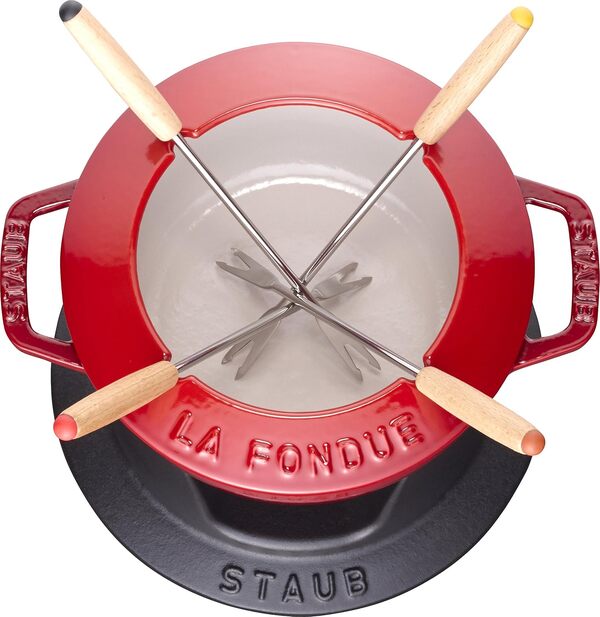 STAUB Service à Fondue en Fonte, avec 4 Fourchettes à Fondue, pour Fondue Savoyarde, Bourguignonne et au Chocolat, 16 cm, Cerise