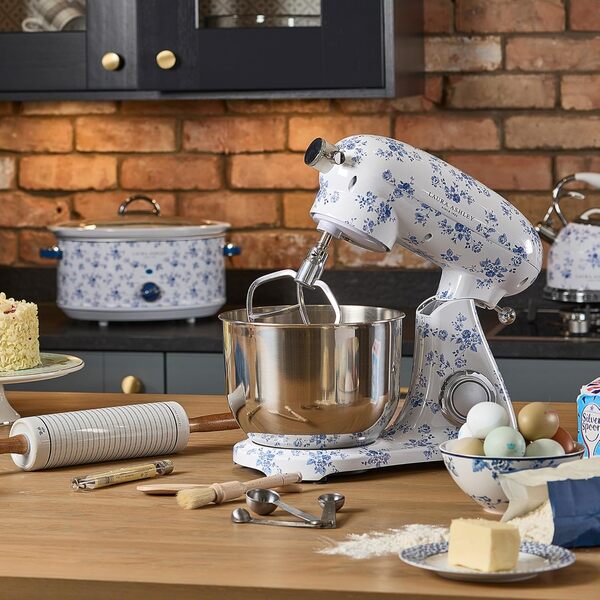 Laura Ashley Robot Patissier Moulé Sous Pression 6 L avec Imprimé China Rose par VQ - Robot de Cuisine avec 6 Vitesses Infinies, Options de Pulse, Moteur de 1800 Watts et Bol en Acier Inoxydable 304