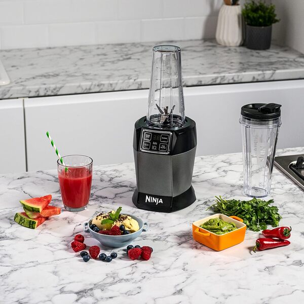 Ninja Mixeur avec 2 programmes automatiques : Blend & Max Blend, réglage des impulsions, 2 gobelets de 700 ml avec couvercles, 1000 W, lavables au lave-vaisselle, Auto-iQ, noir BN495EU