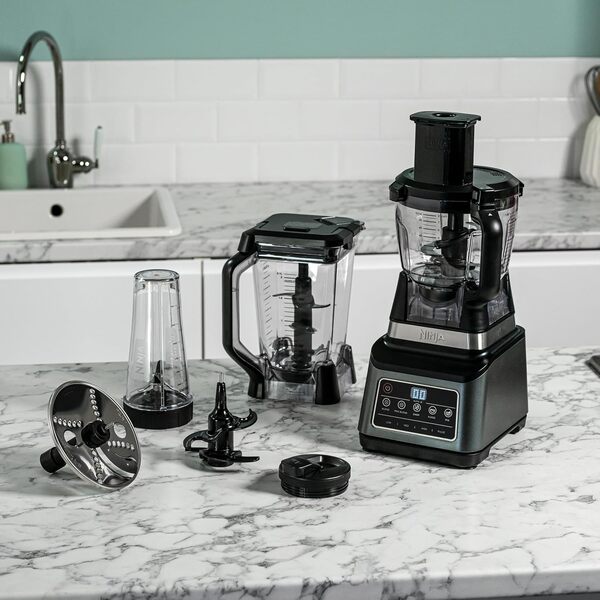 Ninja 3-en-1 Robot de cuisine et mixeur avec 5 programmes: Mixer, Mixer Max, Hacher, Mélanger, Purée, Bol 1,8L, Cruche 2,1L, Tasse 700ml, 1200W, lavables au lave-vaisselle, Auto-iQ, Noir BN800EU