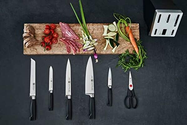 Découvrez notre test détaillé du bloc de couteaux Zwilling SharpBlock 7 pièces : performance, design et affûtage intégré pour une cuisine parfaite