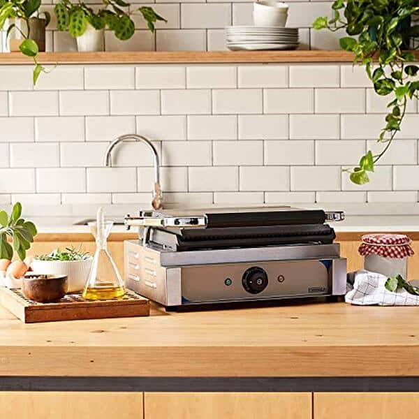 Découvrez notre test complet du grill panini Casselin CGPRR et évaluez la performance de ses plaques rainurées pour des paninis parfaits à chaque utilisation