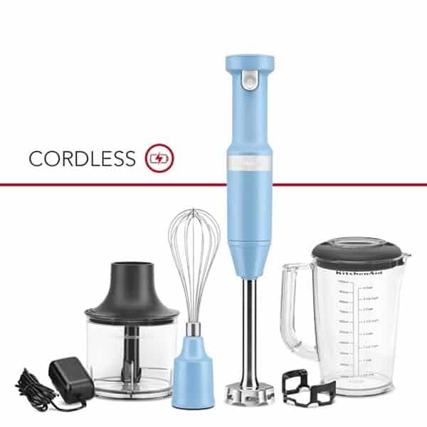 Découvrez notre évaluation détaillée du mixeur manuel sans fil KitchenAid KHBBV83 en velours bleu : efficacité, design et praticité au rendez-vous pour vos préparations culinaires.