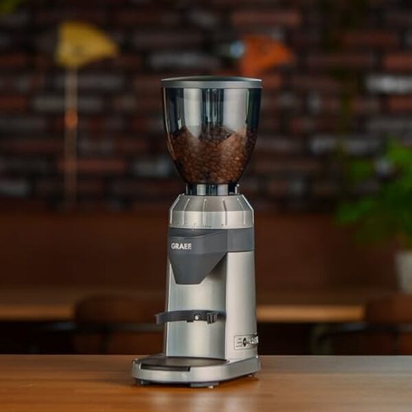 Découvrez notre analyse complète du moulin à café électrique Graef CM 800 : performance, précision et un design élégant pour les amateurs de café exigeants.