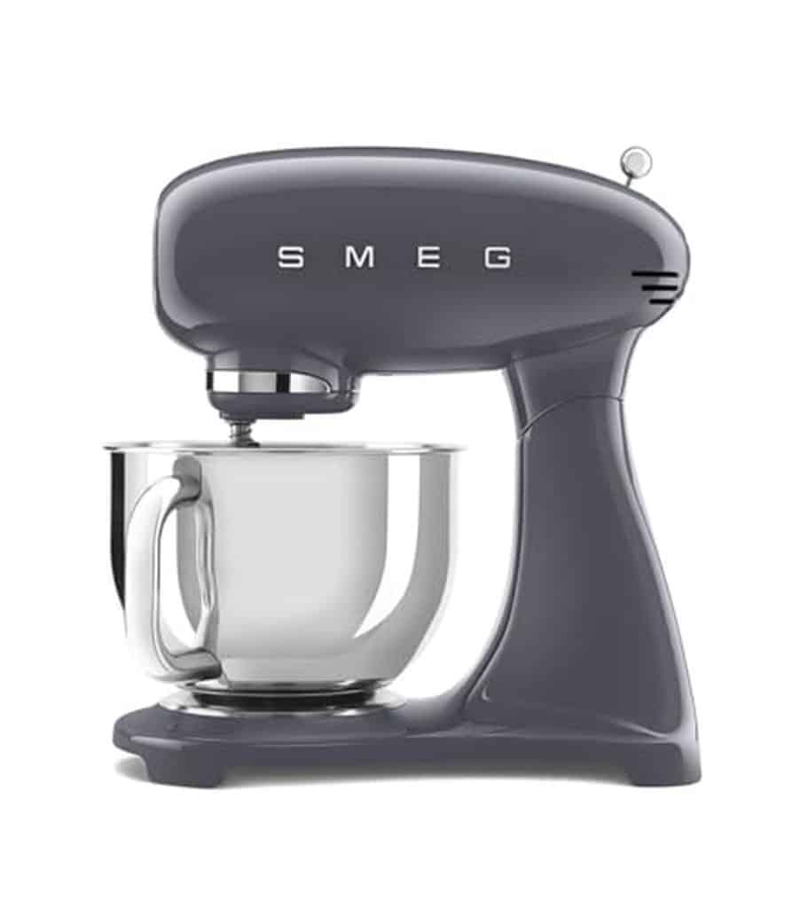 Test du robot pâtissier Smeg SMF03GREU : puissance et sécurité 800W