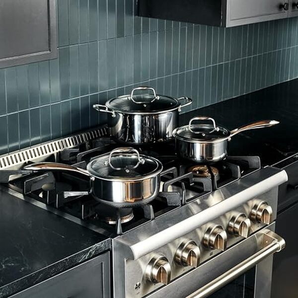 Découvrez notre test sur la batterie hybride HexClad 6 pièces pour profiter d'une cuisson antiadhésive sans PFOA et révolutionner votre expérience culinaire