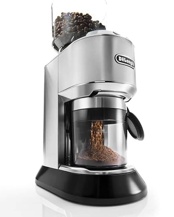 Découvrez le moulin à café électrique DeLonghi Dedica KG 521.M : un appareil performant doté d'un écran LCD et d'un réglage ajustable pour une mouture parfaite et personnalisée.